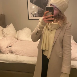 Kappa från Zara! - Beige kappa från Zara (Manteco) i nyskick! Nypris runt 1700. Jag är 1,70. Passar xs-s. Kom med bud. Kan mötas upp i Göteborg, skickar helst! Startar budgivning om många är intresserade.