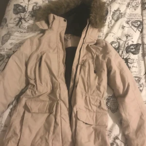 Vinter jacka från Cubus!  - Storlek S/36. Använd några gånger bara inköpt förra året men gått upp i vikt så köpt en ny.Den är i nyskick.  Nypris 599kr säljer för 300kr.