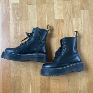 Dr martens Jadon - Säljer mina favorit skor då de tyvärr är försmå. Väldigt bra skick då de bara är använda ett fåtal gånger. Kan även tänka mig att byta med någon med strl 40