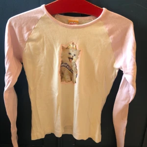 Raglan tröja - Vit och rosa raglan tröja med tryck av en kattunge på. Så gullig!🐈