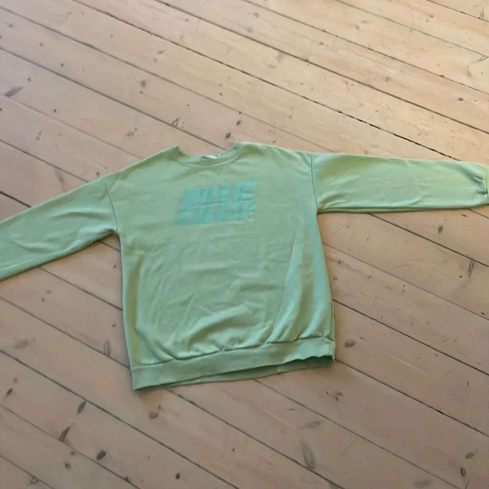 Den här produkten är en grön Billie Eilish tröja från HM. Den är lite sliten i texten men kan vara coolt. 29kr extra om du vill ha frakt.. Tröjor & Koftor.