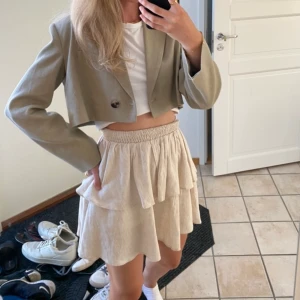 Croppad kavaj zara - Säljer denna croppade kavajen från zara💗 Endast använd vid ett tillfälle💗köptes för 900kr