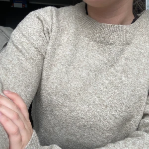 Beige stickad tröja - Beige stickad tröja i fint skick från vero Moda. Den är i storlek L men passar någon bra som har S-M. Väldigt fint skick. Färgen syns bäst på bild 2