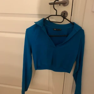 Topp från zara - En super fin topp från zara i en härlig blå färg. Fått många komplimanger med denna topp