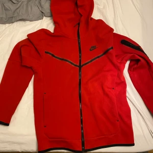 nike tech röd fleece  - storlek s, har ett litet hål på insidan men syns ej på utsidan. har även bytt original dragkedja då den slutade funka 