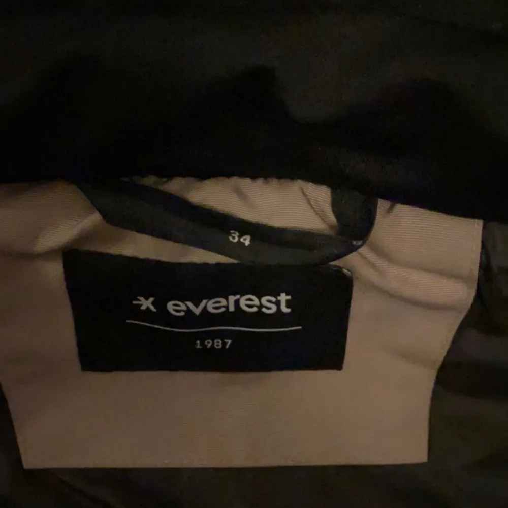 Säljer min Everest vinterjacka pågrund av att den inte kommer till användning. Använd 1 vinter och ser ut som ny. . Jackor.