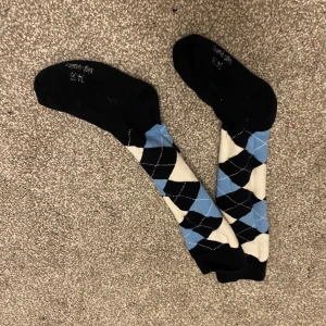 Stretchiga ridstrumpor - Säljer dessa ridstrumpor i strl 34-36. De ser små ut men är väldigt stretchiga. De är använda 3-6 ggr. Köp de för 10kr. Jag köpte de på hööks💙🍀