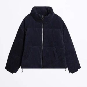 Pufferjacka Gina Tricot - En super varm pufferjacka i färgen mörkblå. Den är lite oversized men sitter så bekvämt på!