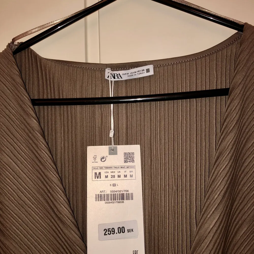 Ljus brun top  Storlek M  Från Zara  Ordinarie pris 259kr   . Toppar.