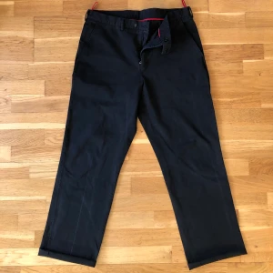 Prada byxor stl 50 - Byxor från Prada. Grymt fina med vida ben och tekniska detaljer. Storlek 50 (M-L)  men till ca 33” på längden. Bruksskick. 