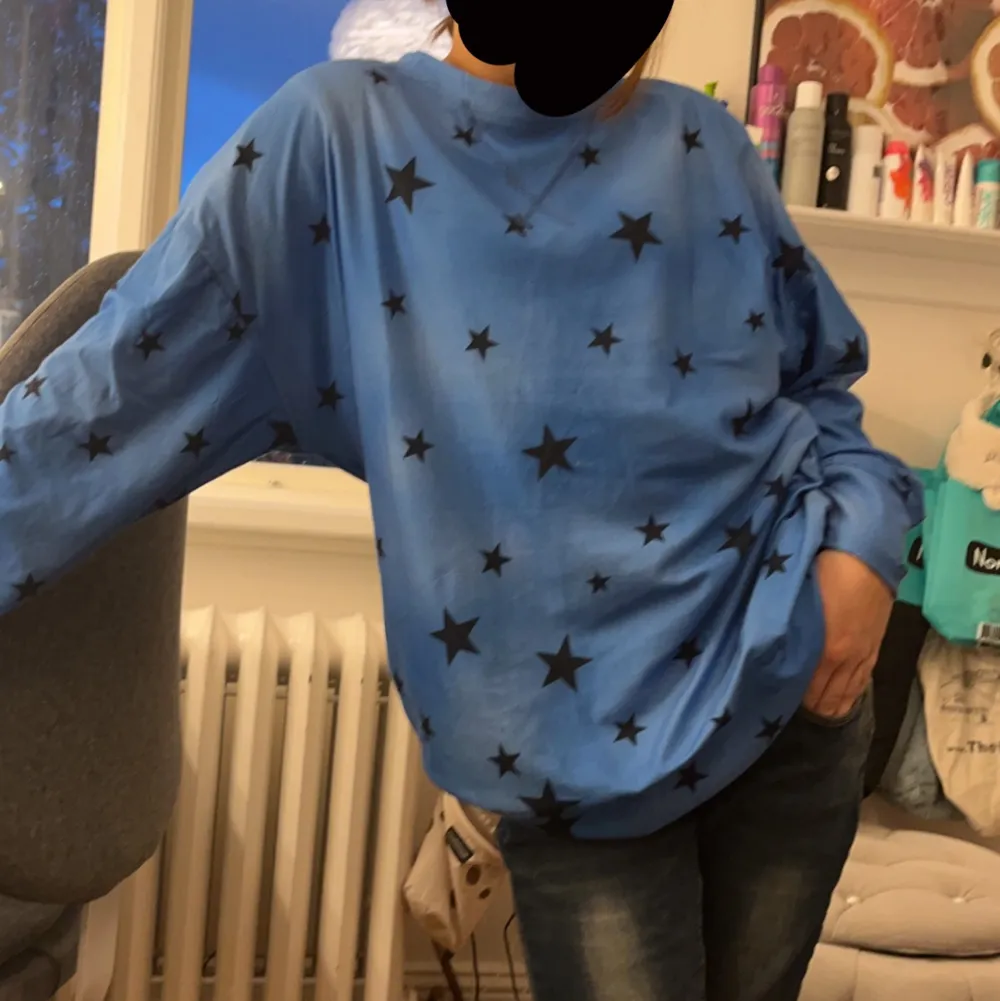 En fin stjärn tröja som är lite oversized.. Tröjor & Koftor.