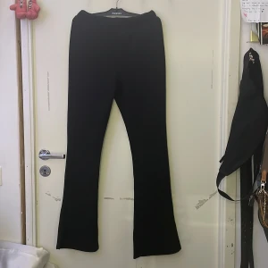 Jätte snygga svarta bootcut leggings från shein🫶🏻 - Svarta bootcut som är öppna längst ner i benen, från shein men passade inte alls, i storlek S men sitter mer som ett XS☺️