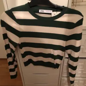 Vit/grön randig tröja från zara. Aldrig använd, köpt i Kreta! Strl L men passar xs/s/m! Frakt tillkommer på 50kr!