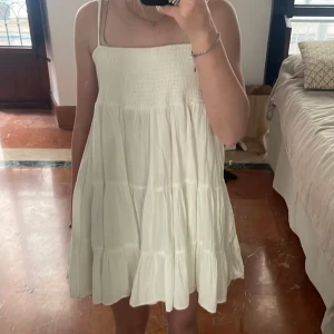 Zara klänning  - Säljer min zara klänning från somras ! Inte mycket använd , Max 3 gånger. Säljer för 200 + frakt , köptes för 400