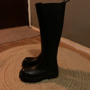 Höga stövlar från nkd  - Svarta endast provade höga stövlar från nkd  Strl 38  Kan skickas mot fraktkostnad 