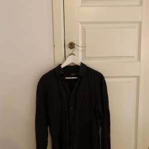 Säljer min Svarta Linneskjorta från Morris, köpt ny för 1200.  Sparsamt använd och i väldigt bra skick. Pris kan diskuteras vid snabb affär. 