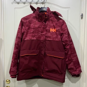 Helly Hansen vintersett - Köpte den till min syster för 3000kr och hon hade den bara under förra vintern för hon växte ur den! Den är son ny och är i jättefint skickt! Säljer båda för 800 !