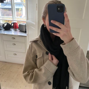 Super fin Vero Moda kappa! - Knappt använd beige kappa från Vero Moda så fin! Skriv dm för fler frågor eller bilder (strl S)