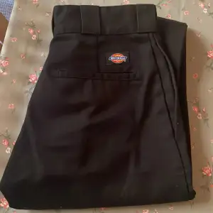 Säljer mina svarta Dickies som jag bara använt en gång. Det är för korta för mig. 