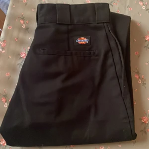 Dickies, använda en gång - Säljer mina svarta Dickies som jag bara använt en gång. Det är för korta för mig. 