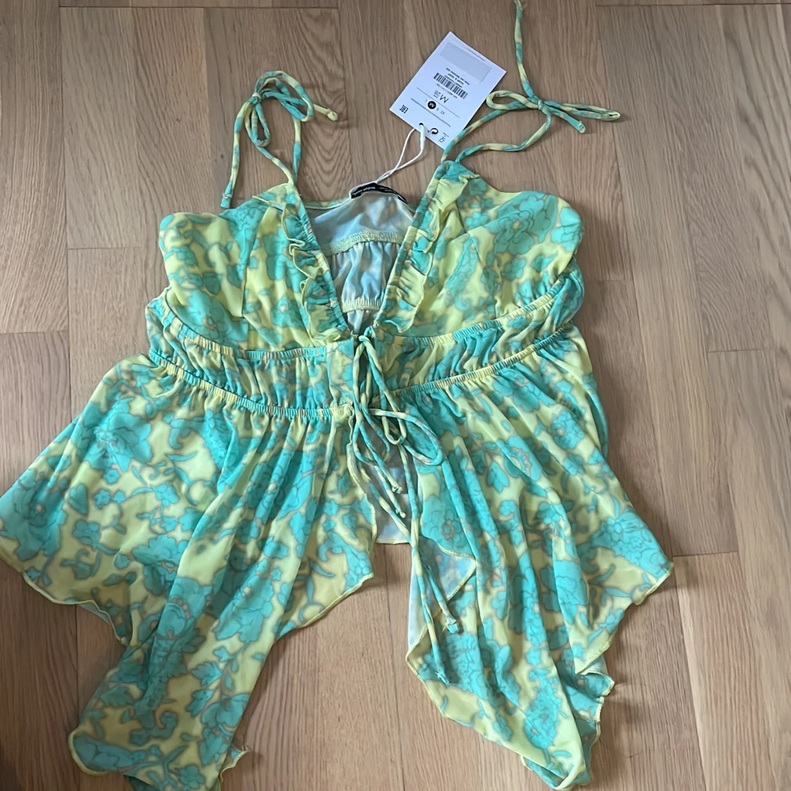 Blommig topp med snörning  - 91