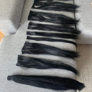 Säljer mitt löshår har bytt hårfärg, 7 st clips i olika storlekar räcker till att fylla ut hela håret, och en löshårtofs, svart, allt för 130 kr