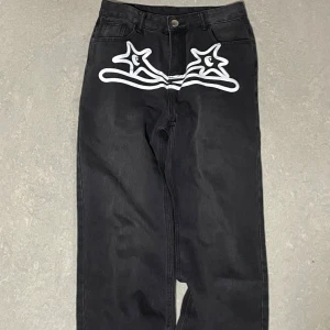 Y2K jeans  - Sjukt coola y2k jeans med tryck. De är helt nya och passade mig inte! Kvalitén är bra och jeansen går ihop med sjukt mycket! De är baggy och sitter fint på, dessvärre lite taja i midjan för mig med 80 vid höften. Finns mer bilder! 