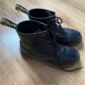 Dr. Martens  - Säljer mina Dr martens i storlek 38. Säljes pga att de är för stora. Budgivning eller köpes direkt för 700 + frakt 
