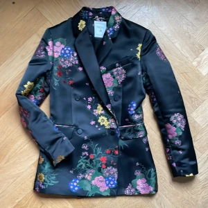 Erdem X HM designsamarbete  - Utsökt dubbelknäppt kavaj i brokadtyg. Känns lyxig. Stlk 36 (jag är 36-38 och kan ha den perfekt). Använd två gånger, så nästan nyskick.