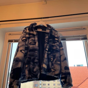 Palace fleece jacka storlek L - JOHN & MOLLY MOUF ZIP JACKET BLUE Palace skateboards fall 2020 Helt slutsåld, efterfrågad peice. Använd ett fåtalgånger som ny! Köpt från palace egna hemsida
