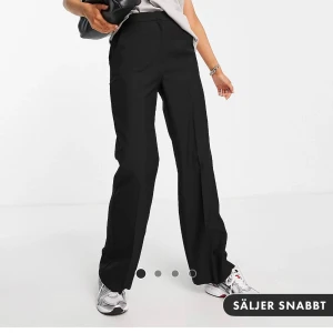 Kostymbyxor  - Dom perfekta svarta raka kostymbyxorna, säljer då dom tyvärr var förstora och hann inte skicka tillbaka. Prislapp och allt är kvar.  Strl 34-36