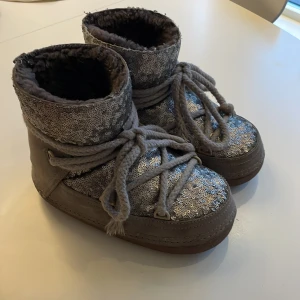 Inuikii - Jag säljer mina Inuikii. Grå mocka med grå/silverpaljetter. Fint skick. Strl 37. 