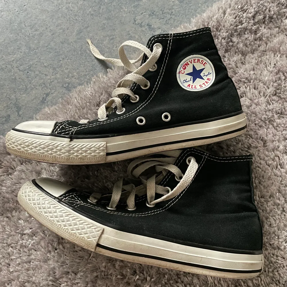 converse skor i bra skick. storlek 36. lite smutsiga men det är bara att tvätta! framför allt skosnörena. inte helt säker men tror frakt blir 69kr 💕. Skor.