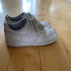 Nike air force - Säljer dessa Nike air force storlek 43  Skicket 6/10  och skador på dem Kan gå ner vid snabb affär!  