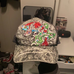 Ed Hardy keps - Fet Ed Hardy keps! Köpt för typ 10 år sedan men fortfarande i relativt bra skick. Skriv för fler bilder:)