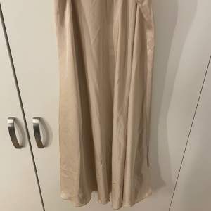 Säker denna fina kjol från missäy! Kjolen har lappen kvar och är aldrig använd, storleken är ONE SIZE! Köpt för: 399 Säljer för: 200🤗