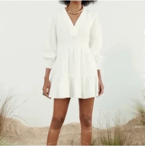 Zara populär klänning - Säljer denhär super fina klänning från zara som var väldigt du. Aldrig använd. Nypris: 399kr 