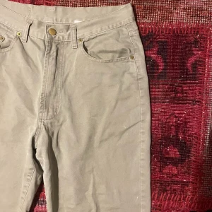 Gråa chinos från Mitch  - Passformen ser lite udda ut på bilden men kan garantera att att dom sitter riktigt fint på dig som är 167-175 lite baggy men int för mycket alls dom har ett bra material och är i dunder skick (skriv för mer info!!)