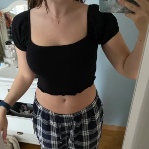 Pull&Bear Topp - Supersöt topp från Pull&Bear!! Storlek S. Använd ett fåtal gånger och i nyskick. Går att ha både som off-shoulder och som vanlig topp, som man kan se på bilderna! Kontakta mig om du är intresserad, köpare står för frakt💕💕💕