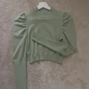 ljus grön skön fin tröja med puffärmar, den har en tightare passform och går precis över naveln ungefär Den är i strl 38 men passar XS/S/M då den är stretchig