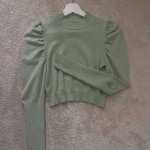 grön tröja med puffärmar  - ljus grön skön fin tröja med puffärmar, den har en tightare passform och går precis över naveln ungefär Den är i strl 38 men passar XS/S/M då den är stretchig