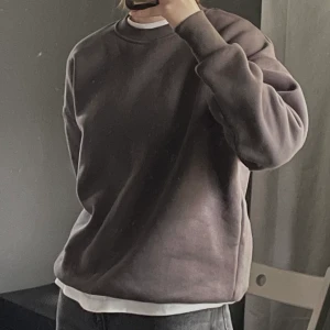 Grå sweatshirt - Grå tjocktröja.  Färgen visas bäst på tredje bilden. Använd en gång.  Tjock och varm.  Liten i storleken för att vara unisex, mer som XS för män. 