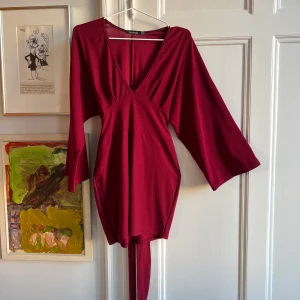 Klänning - Jättefin klänning från Boohoo i en djupröd färg. Går att knyta fram eller bak   Storlek XS-S  