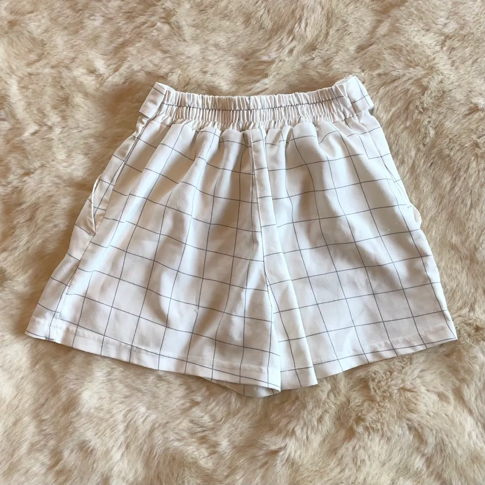 Fina vita paper bag shorts från Pull&Bear i storlek S, passar även på mig som brukar bära XS!. Shorts.