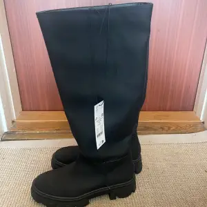 Säljer helt oanvända knee boots från Gina Tricot i storlek 40! Helt slutsålda både i butik och online.  Säljer pga har dubbletter. Nypris 699, säljer för 500