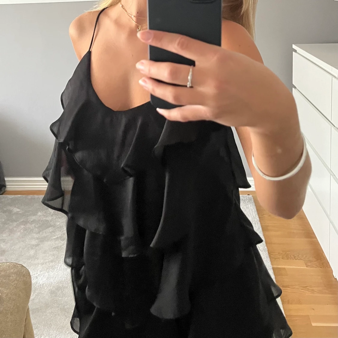 Svart volangklänning