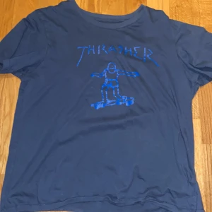 Trasten tröja  - En fake trasher tröja som jag har gjort själv med maskin. Väldigt bra skick. 