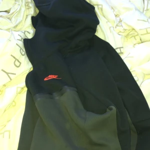 Hej detta är en fin Nike direkt i bara huddi 😀 - Hej dena är i ett bra kik är jette fin och vi kan du akters pris 😀