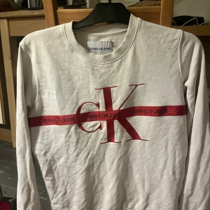 Tröja - En jätte fin vit röd Calvin Klein tröja! Använd några gånger Storlek S