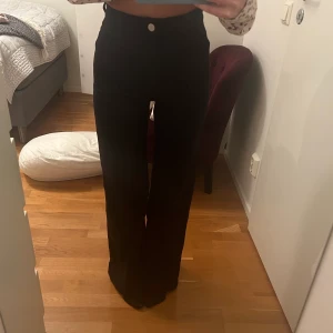 Byxor  - Från and other stories , midja 25 men tkr de för små på mig därf säljer , gillar du byxor med extremt hög midja och otroligt ful passform är dessa perfekta för dig